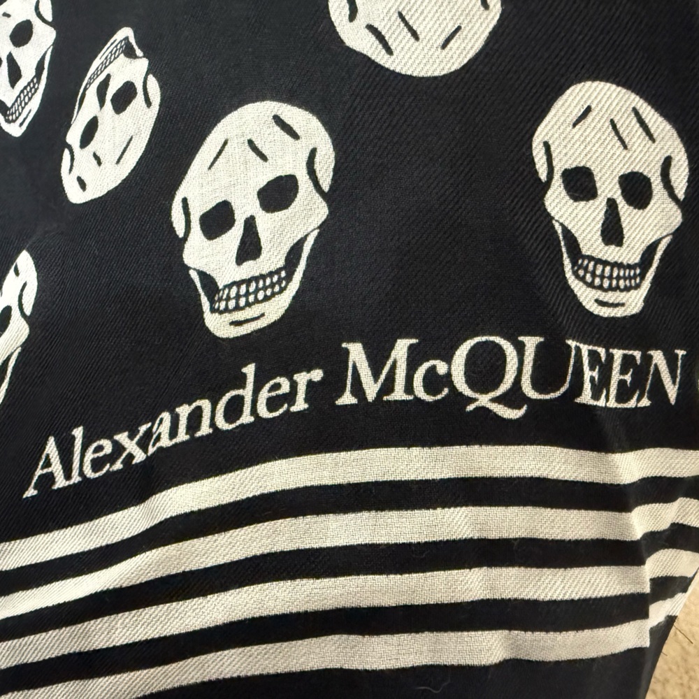 Brand New Alexander McQueen Skull Scarf - Picture 6 of 7